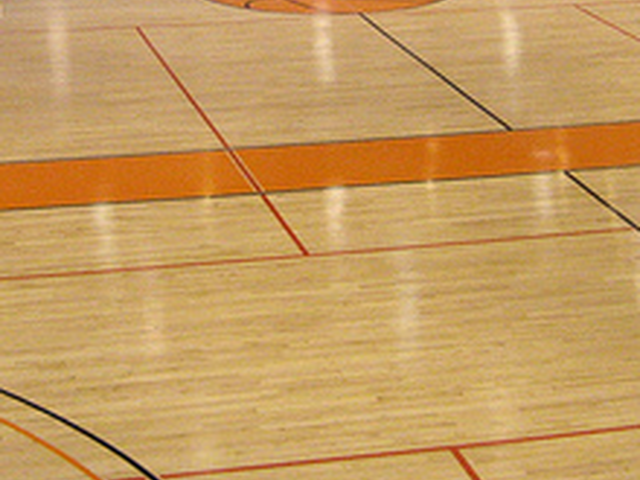 現(xiàn)場(chǎng)上漆-體育木地板翻新_運(yùn)動(dòng)木地板打磨流程_運(yùn)動(dòng)木地板翻新_凱潔運(yùn)動(dòng)木地板