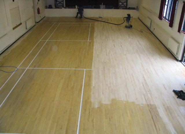 羽毛球館翻新前-體育木地板翻新_運(yùn)動(dòng)木地板打磨流程_運(yùn)動(dòng)木地板翻新_凱潔運(yùn)動(dòng)木地板