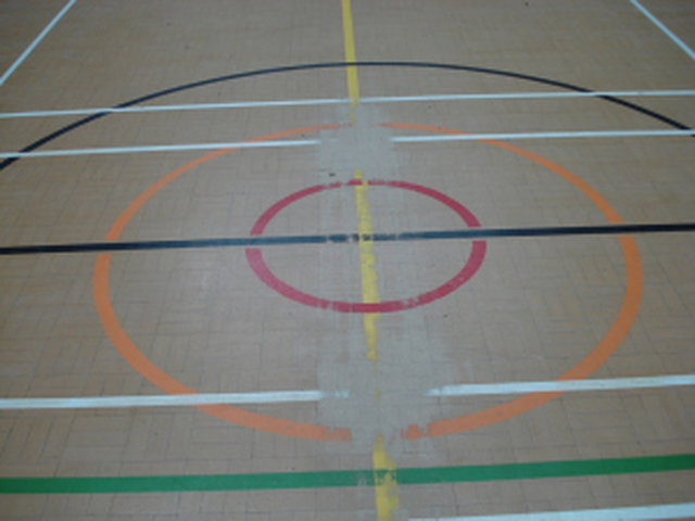 劃線翻新前-體育木地板翻新_運(yùn)動(dòng)木地板打磨流程_運(yùn)動(dòng)木地板翻新_凱潔運(yùn)動(dòng)木地板