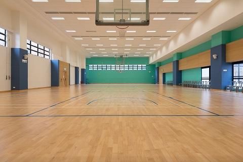 室內(nèi)和室外籃球場地板的區(qū)別在哪里？