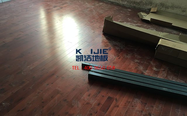 舞臺(tái)專用木地板——?jiǎng)P潔地板