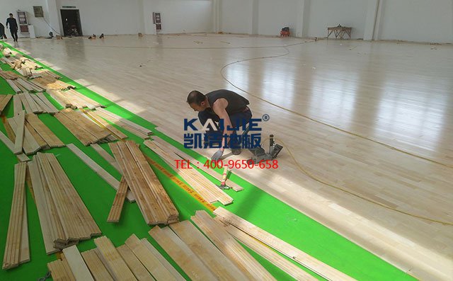 體育館專用運(yùn)動(dòng)木地板防潮處理——?jiǎng)P潔運(yùn)動(dòng)木地板