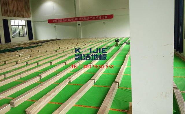 廣西籃球館運(yùn)動(dòng)木地板安裝過程——?jiǎng)P潔運(yùn)動(dòng)木地板