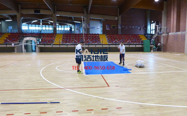 選擇體育館專用運(yùn)動(dòng)木地板常見問題——?jiǎng)P潔地板