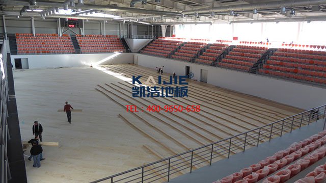 籃球場(chǎng)運(yùn)動(dòng)木地板廠家價(jià)格的真相——?jiǎng)P潔地板