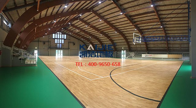 原來籃球場木地板刷漆必須要用專用漆——?jiǎng)P潔地板