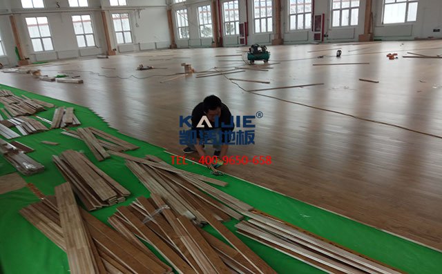 專用的籃球館木地板生產(chǎn)廠家質(zhì)量有保障——?jiǎng)P潔地板