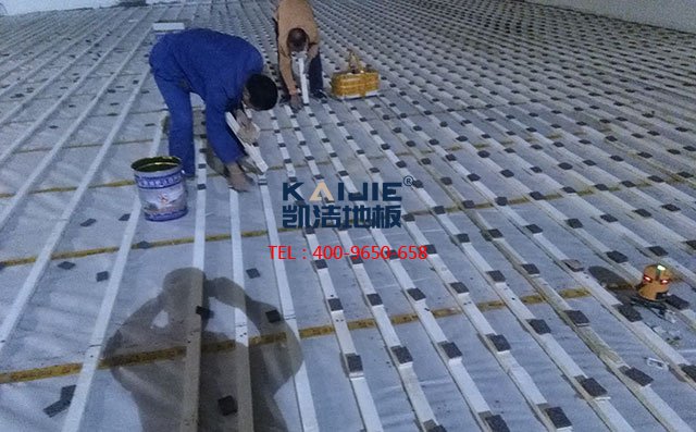 籃球場運(yùn)動(dòng)木地板安裝流程有哪些細(xì)節(jié)處理方法——?jiǎng)P潔地板