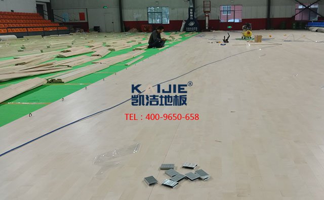 湖南工業(yè)職業(yè)技術(shù)學(xué)院體育館運(yùn)動(dòng)木地板項(xiàng)目案例——?jiǎng)P潔地板
