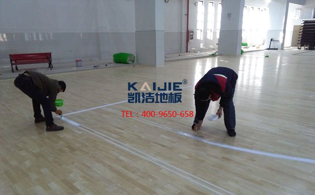 專用籃球場木地板，現(xiàn)場做漆就是好——?jiǎng)P潔地板