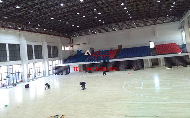 專用籃球場木地板，現(xiàn)場做漆就是好——?jiǎng)P潔地板