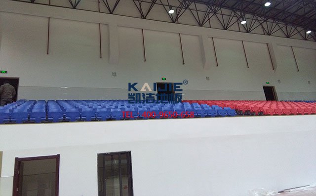 專用籃球場木地板，現(xiàn)場做漆就是好——?jiǎng)P潔地板