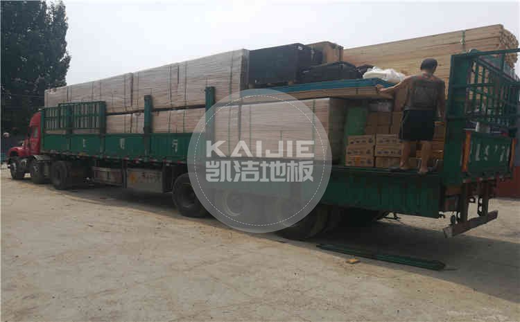 內(nèi)蒙古大型室內(nèi)體育館專用木地板項目發(fā)貨