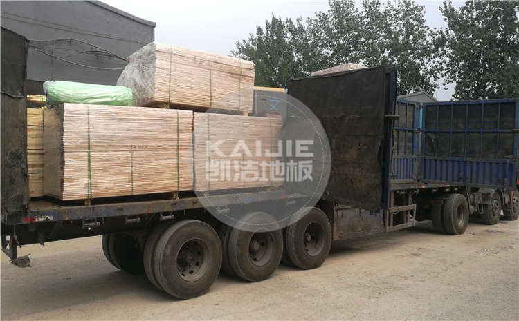 青海西寧室內(nèi)體育館專用木地板項(xiàng)目發(fā)貨