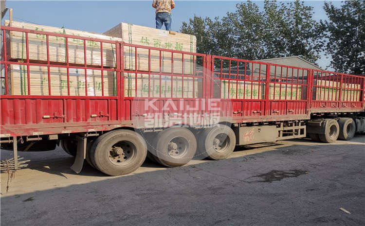 廣東深圳大型體育館木地板項目發(fā)貨