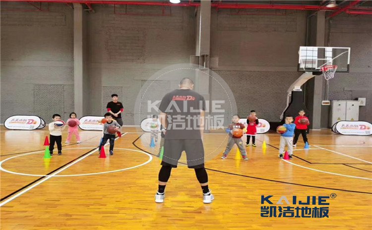 廈門華美空間運(yùn)動(dòng)木地板圖片