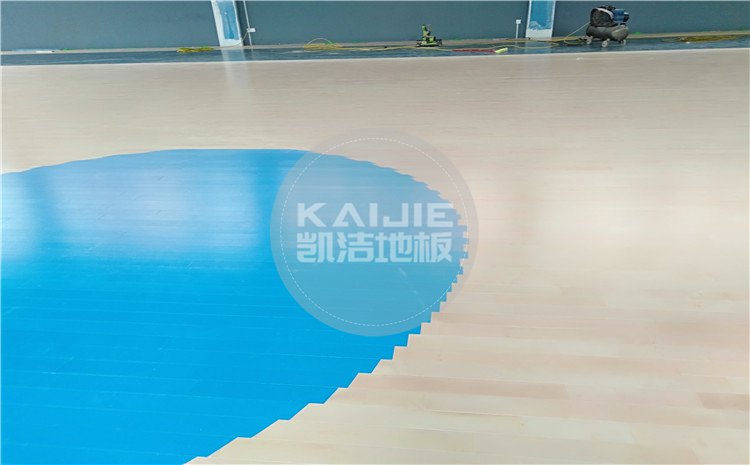 云南昆明五華區(qū)青少年宮籃球館木地板——?jiǎng)P潔籃球地板