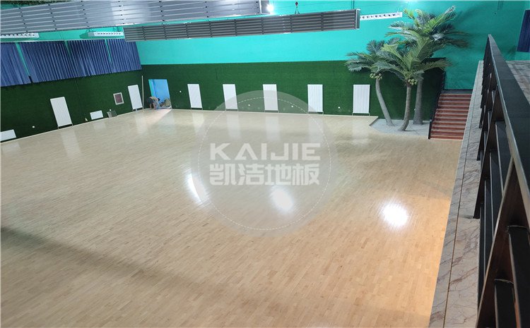 北京宏偉順通羽毛球館木地板——?jiǎng)P潔籃球地板
