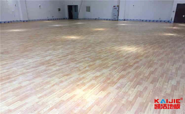 壁球館木地板結(jié)構(gòu)特點(diǎn)——?jiǎng)P潔地板