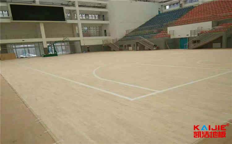 學(xué)?；@球場實木地板造價是的多少？