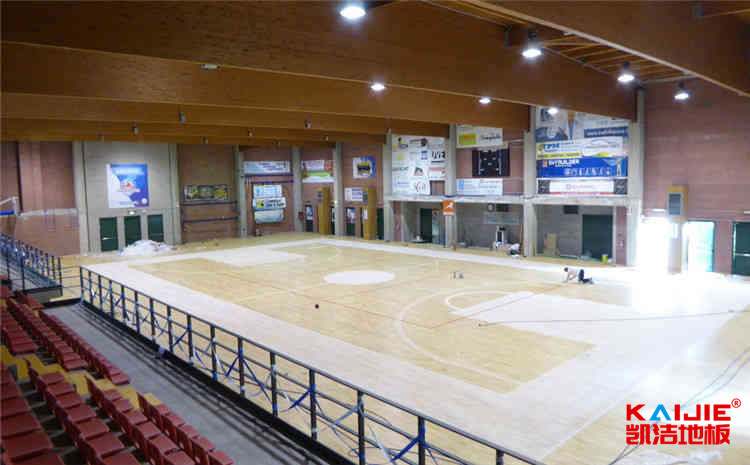 楓樺木體育館實(shí)木地板廠家哪家好？