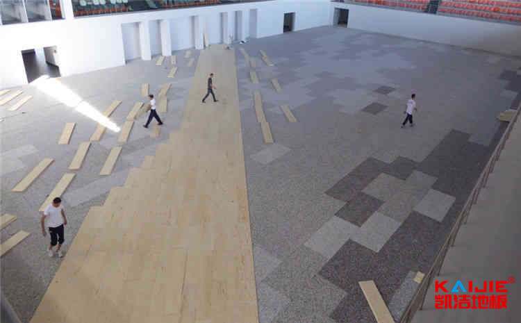 學(xué)校實(shí)木運(yùn)動地板怎么翻新？（天津羽毛球館運(yùn)動木地板廠家）-凱潔地板