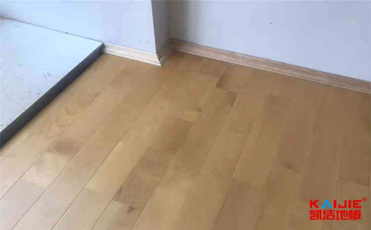 五角楓舞臺(tái)運(yùn)動(dòng)木地板造價(jià)是的多少？（成都運(yùn)動(dòng)木地板廠家）-凱潔地板