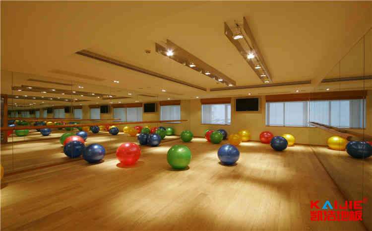 24厚風(fēng)雨操場運動地板造價是的多少？