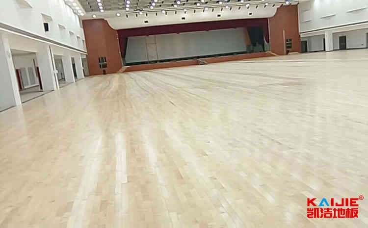 青?；@球地板什么牌子好