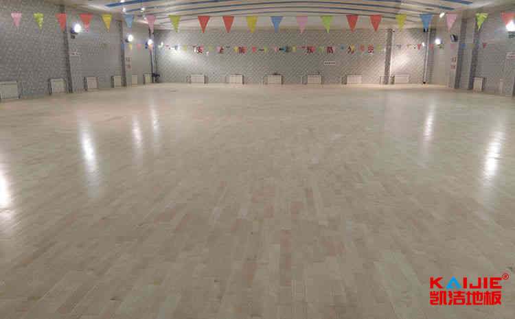 籃球場(chǎng)木地板色差怎么控制——?jiǎng)P潔地板