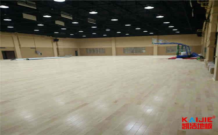 橡膠木木地板籃球場(chǎng)怎么翻新？