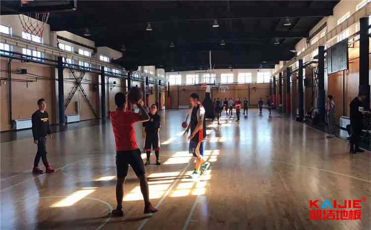 學(xué)?；@球地板什么品牌好